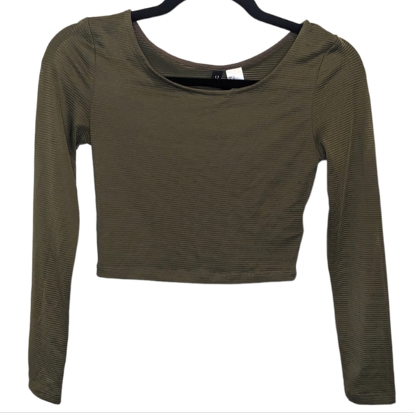 Divided Tops - H&M Divided Olive Green Long Sleeve Crop Top 🌿✨ XS